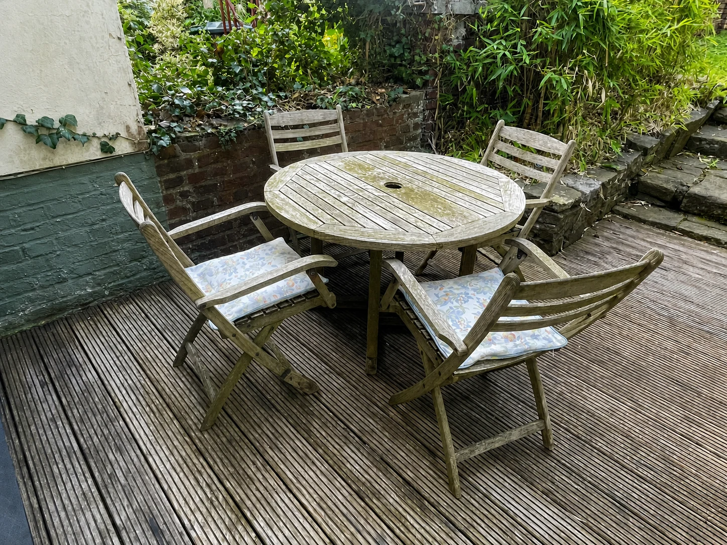 Private Terrasse mit Gartenblick