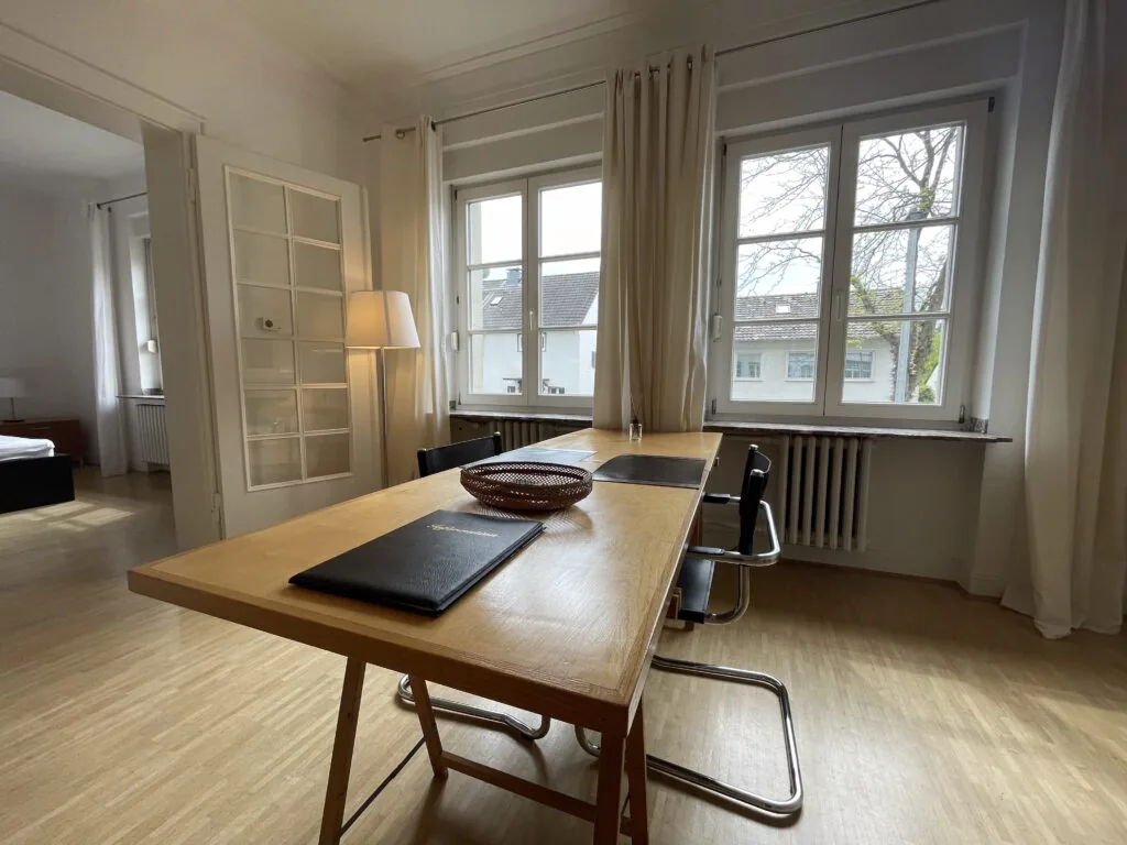 Tisch im Wohnzimmer